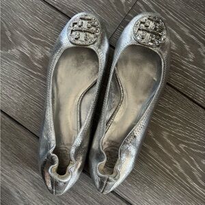 Tory Burch Metallic Silver REVA. In great condition, Size 8.5